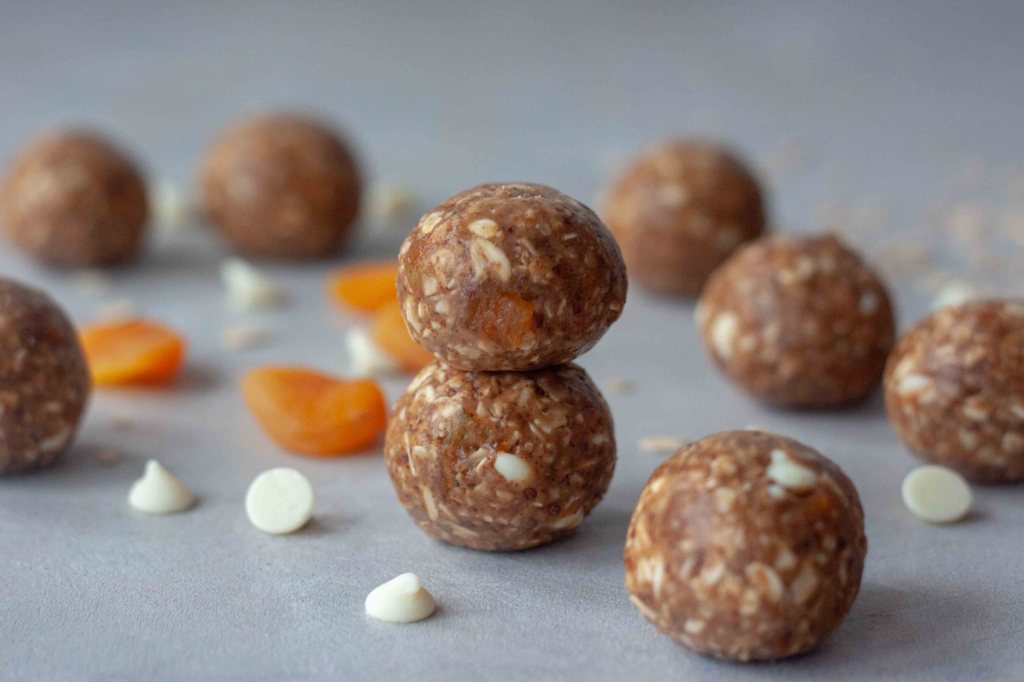 White Chocolate Apricot Oatmeal (Lactation) Energy Bites because every mom needs an energy boosting snack! #momlife #newborn #breastfeeding awhiskandtwowands.com/white-chocolat…