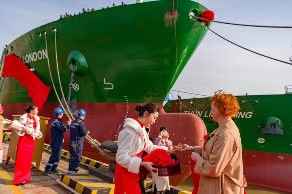 Spotted: Erik Thun names two product tankers at Avic Dingheng Shipyard
vesselfinder.com/news/14989-Spo… #ErikThun #AvicDinghengShipyard #ProductTankers #naming #ThunLidkoping #ThunLondon