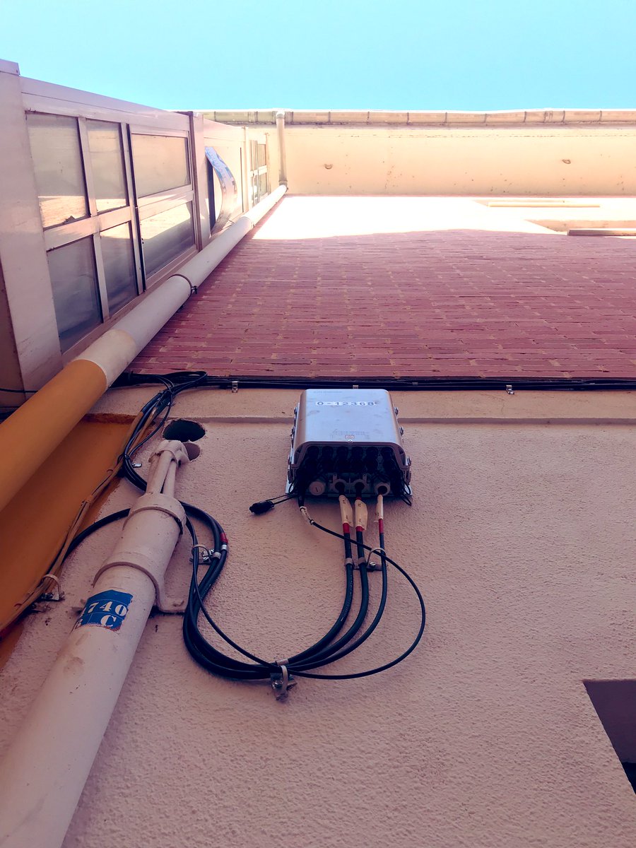 rebecaruba's tweet photo. Hola @movistar_es llevo desde diciembre intentando que me activéis la #fibra y es desesperante! Mis vecinos tienen y yo con la caja en mi fachada no tengo cobertura, ¿me lo podéis explicar? ¿O es que yo soy un inhibidor de señal y no lo sabía? #Movistar #PueblosAbandonados https://t.co/HNAj2y1Yvk