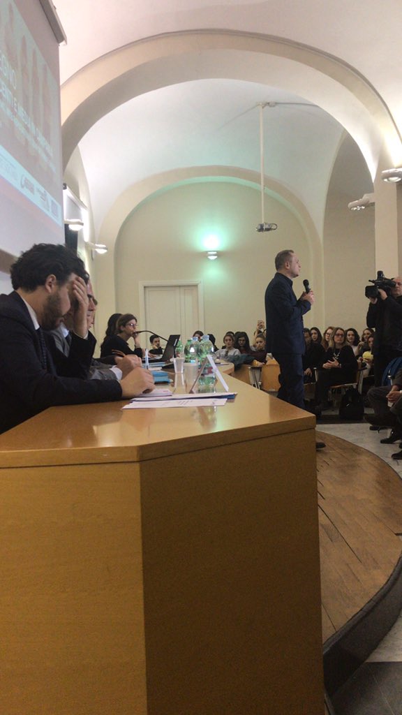 FrancescaVitt12's tweet photo. Pronti per il secondo appuntamento del ciclo di seminari #bitgeneration “Adolescenti e media in Campania” cyberbullismo, web reputation e comportamenti online
con @LelloSavonardo @Roxannamarino @corecomitalia 📱💻 https://t.co/KDJusn7erV