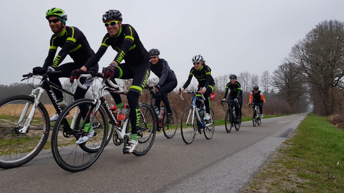 UtrHeuvelrugTri's tweet photo. Vandaag genieten we na v 1e #UHTT trainingsweekeind ooit!
#heenfietsen —> enkeltje #Doorn - #Denekamp
#heuveltjesfietsen —> parels v Twente / D
#grensloop —> incl wat #bodyboost / #bodybooz
#zwemmen —> in de Dinkel
#bricks —> met ijs na
@Teamcompetities - here we come! https://t.co/kVwwH0fmyr