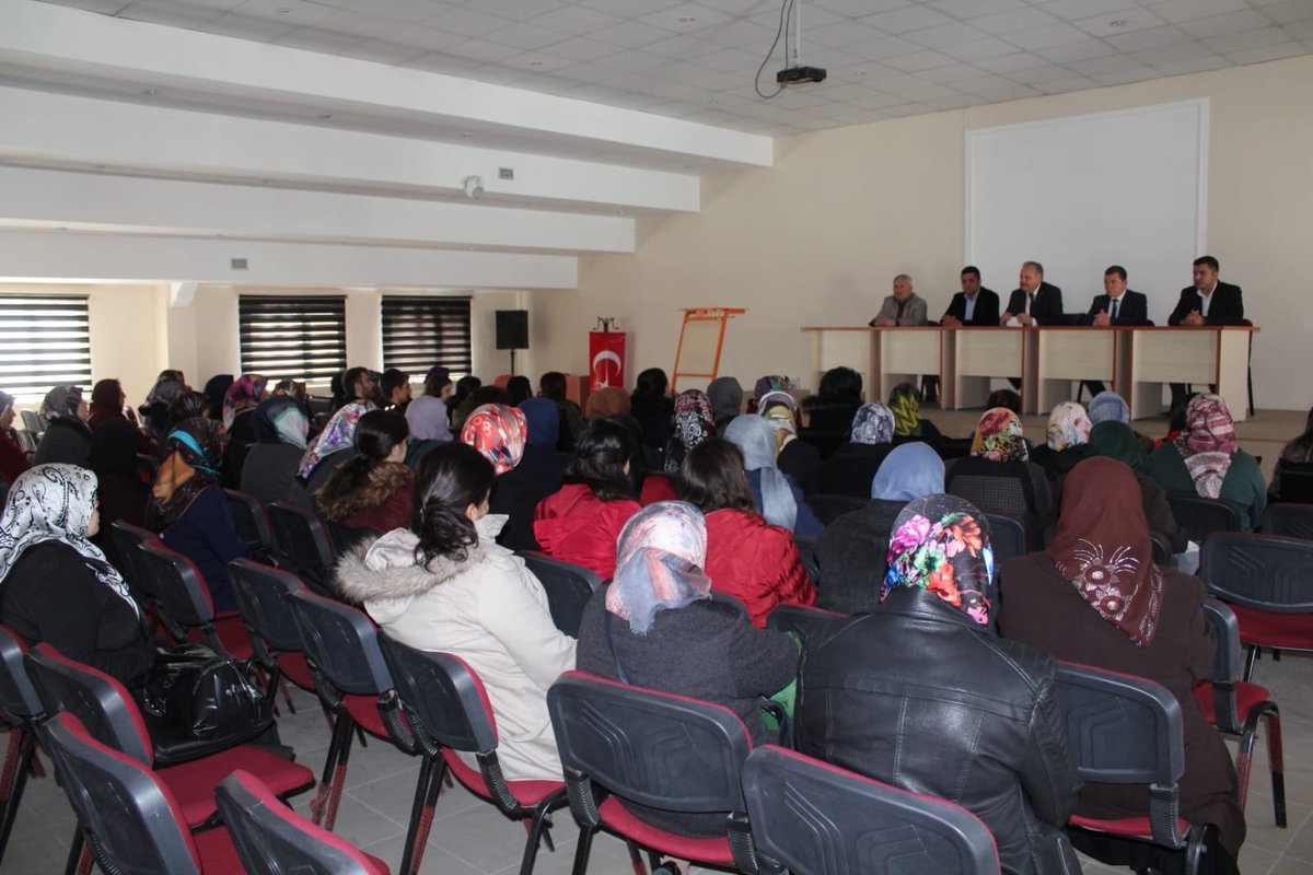 #DünyaKadınınEmeğiyleGüzelleşir.
Halk Eğitim Merkezi Müdürlüğümüzü ziyaret ederek hocalarımız ve kursiyerlerimizle fikir alışverişinde bulunduk.Misafirperverliklerinden dolayı Müdürümüz İbrahim Gökdere ‘ye teşekkür ederim.
#OsmancıkİçinHızKesmedenDevam