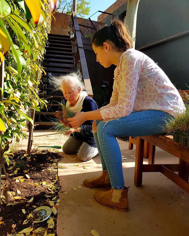 Os da idade do meio estimulam os mais velhos e envolvem os mais novos, é assim que se faz um trabalho a 3 gerações, mais de 300 plantas ficaram plantadas depois do almoço🤣

Viva a Primavera😀

Life is Here <a href="/casasdocoro/">Casas do Côro</a> 😘