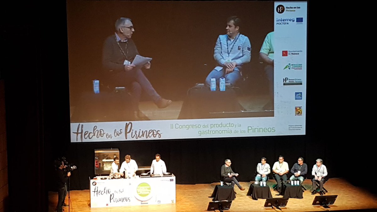 hechoenPirineos's tweet photo. Diego Herrero del @vidocq_formigal y su equipo ya en los fogones en la sesión "Cocina de Montaña" mientras @jlsolanilla conversa con Marcos Llanas de @sommoshoteles, Rubén Cierco de Ca de Graus, Pepe Pérez de La Cocina Casa de Comidas de Jaca y Dioni Ciria de @hotelciria https://t.co/POgKNDfhNH