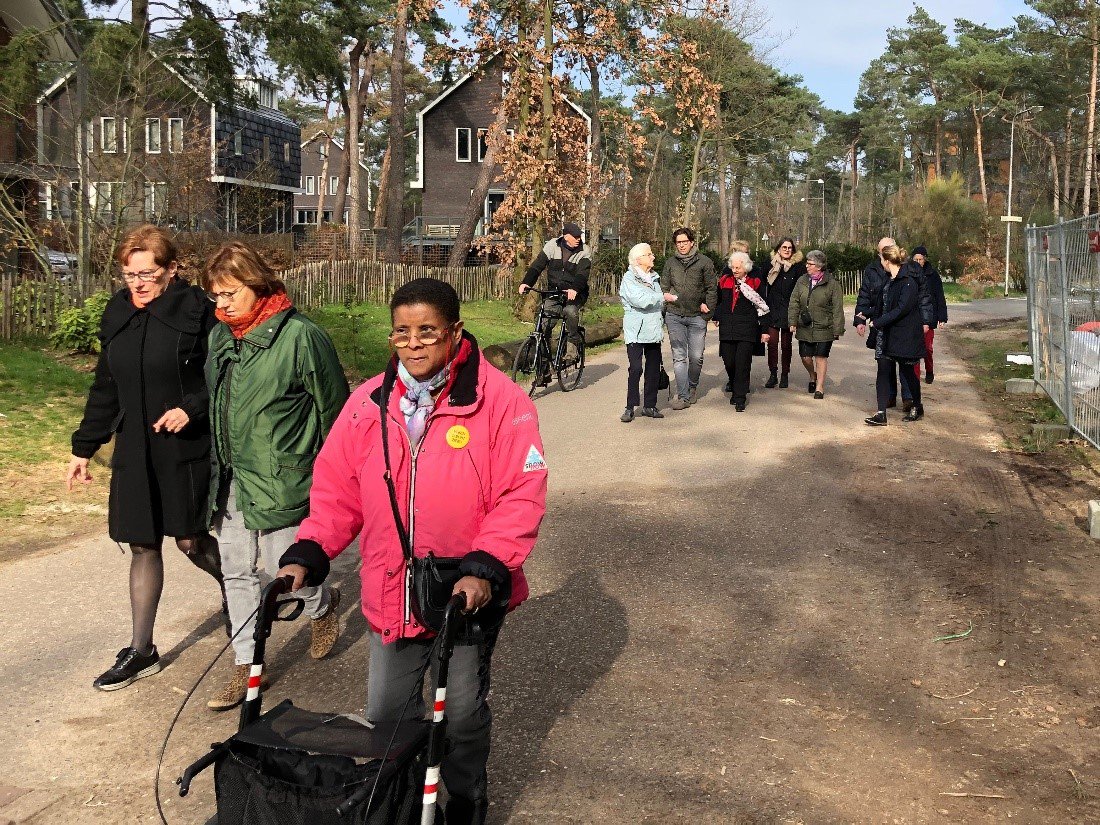 Ommetje | Al drie jaar lang loopt een groepje wandelaars wekelijks Ommetje door de wijk Kerckebosch. Deze keer liep wethouder Marcel Fluitman mee. Hij wist veel interessante weetjes over de wijk te vertellen. Kom gerust op een donderdagmiddag om 15.00 uur langs bij het <a href="/Binnenbos/">Binnenbos Zeist</a>