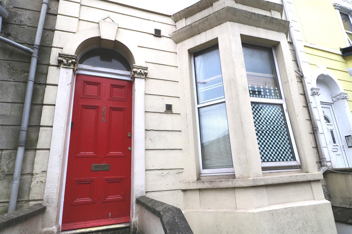 FishpondsHaart's tweet photo. RECENTLY RENOVATED TWO BEDROOM TOP FLOOR FLAT LOCATED IN EASTON WITH NO ONWARD CHAIN AND BRAND NEW OVEN AND HOB INSTALLED. DIRECTLY OUTSIDE THE PROPERTY THERE IS THE MAIN BUS ROUTE HEADINGINTO THE CITY CENTRE,

https://t.co/sIdNwDOBXQ https://t.co/ip8P0lL65n