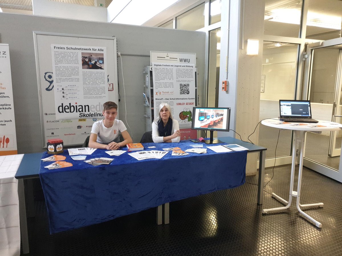 Skolelinux_DE's tweet photo. Heute sind wir mit unserer Pilotschule Digitale Freiheit @Boltenheide auf dem 18. Informatiktag NRW #itnrw19. Das Interesse an freien Alternativen für den Unterricht ist groß. https://t.co/4xaInqbU8F