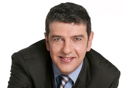 Footballogue's tweet photo. [#RIP🙏] Il y a 11 ans, Thierry Gilardi nous quittait... Sa voix mythique résonne toujours dans nos mémoires. https://t.co/nFihRTPhYW