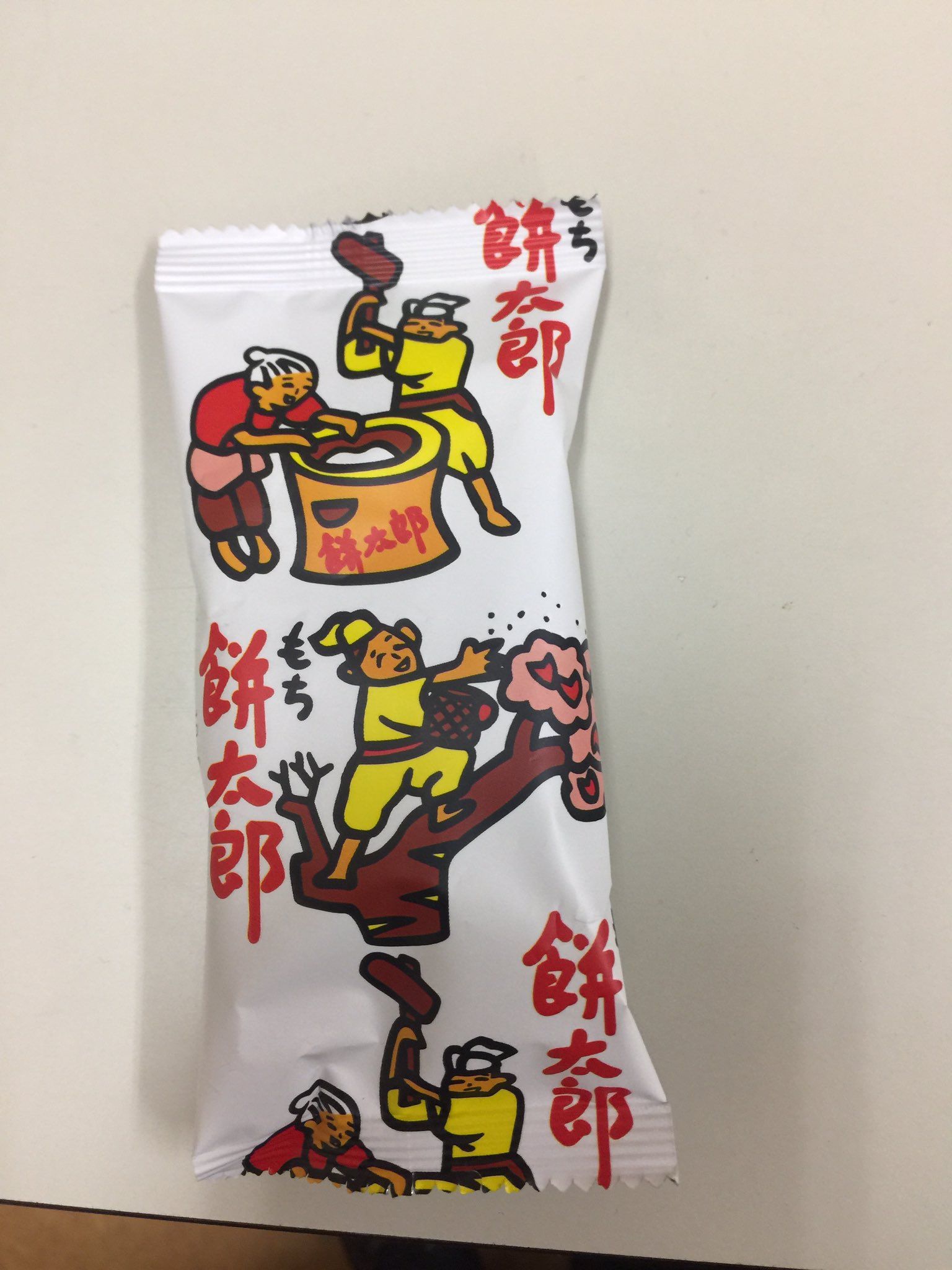 しょーちゃん オワキン店長 この お菓子の 名前知ってる どんどん焼きと思った人 リツイート 餅太郎知っている人 いいね くまキン どんどん焼き 餅太郎 類似品 日本一の店長 T Co Sxdcbylsdy Twitter