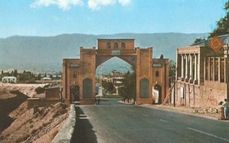 Bisokan's tweet photo. این دروازه قرآن #شیراز، در کنار مسیل طبیعی‌ای قرار دارد که از قدیم کنترل آب‌های سیلابی ورودی از کوهپایه‌ را انجام می‌داده است. این منطقه در بین شیرازی‌ها به سیل‌آباد معروف است. مدیران داناتر از طبیعت این مسیل را ضروری ندانسته تبدیل‌اش کردند به خیابان و پارک و ساختمان.
#سیل_ایران https://t.co/yRD59a600N