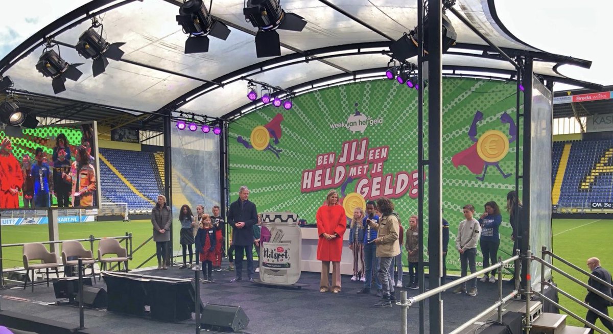 Wijzeringeld's tweet photo. De Week van het geld 2019 is zojuist officieel geopend in het stadion van NAC door Koningin Máxima! #wvhg #wvhg2019 #geldheld #lerenomgaanmetgeld #breda https://t.co/MWKPF8a9Hq