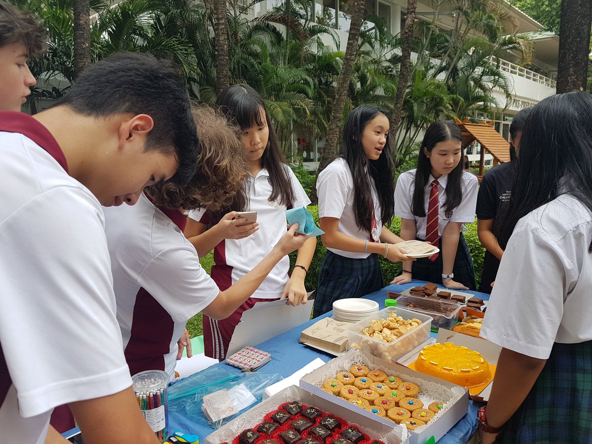 CatGarnett1's tweet photo. Excellent teamwork 9CG! Football, prizes, chocolate brownies, cakes, vegetable samasos and a terrific T-rex 🦖 smashing effort #WeAreShrewsbury #charityweek #cake #baking #teamworkmakesthedreamwork #9CG https://t.co/rIjM88C5TI