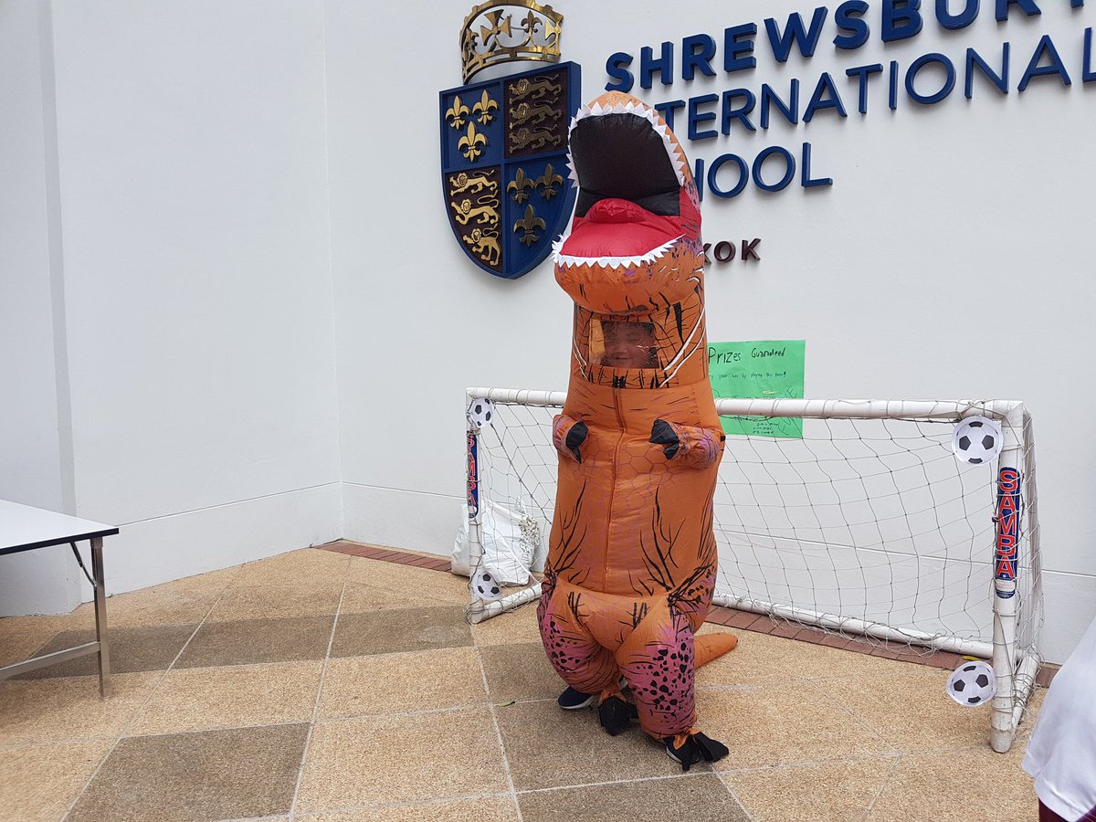 CatGarnett1's tweet photo. Excellent teamwork 9CG! Football, prizes, chocolate brownies, cakes, vegetable samasos and a terrific T-rex 🦖 smashing effort #WeAreShrewsbury #charityweek #cake #baking #teamworkmakesthedreamwork #9CG https://t.co/rIjM88C5TI