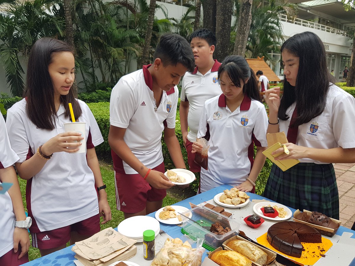 CatGarnett1's tweet photo. Excellent teamwork 9CG! Football, prizes, chocolate brownies, cakes, vegetable samasos and a terrific T-rex 🦖 smashing effort #WeAreShrewsbury #charityweek #cake #baking #teamworkmakesthedreamwork #9CG https://t.co/rIjM88C5TI