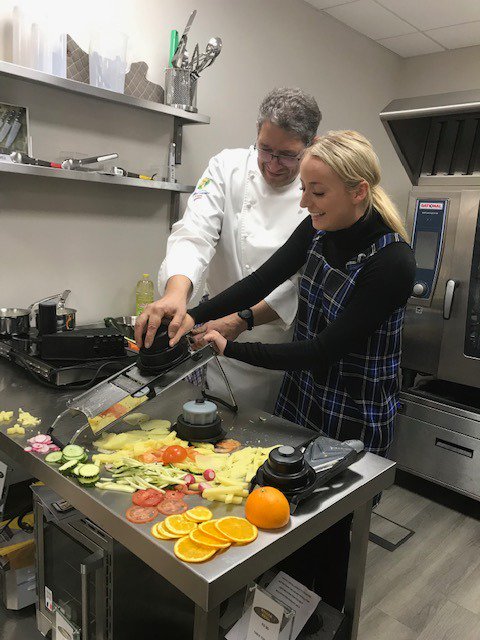 ComaxUK's tweet photo. Last week we were joined by @SignatureFSE and Chef Philippe all the way from @debuyerfrance to show us some of their excellent cookware and mandoline slicers. Our team thoroughly enjoyed the sessions and got hands-on and even had a go at slicing some fruit and veg! #comaxuk https://t.co/upejkjsRYf