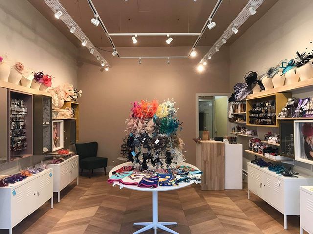 Tegen_Boutique's tweet image. Our shop is stocked up to the brim with all kinds of hair accessories, fascinators and more! Come pay us a visit 💕💕 #tegenaccessories .
.
.
.
.
#hairaccessories #frenchmade #frenchaccessories #finehairaccessories #thickhairaccessories #fascinators #ascot #ascotaccessories #w…