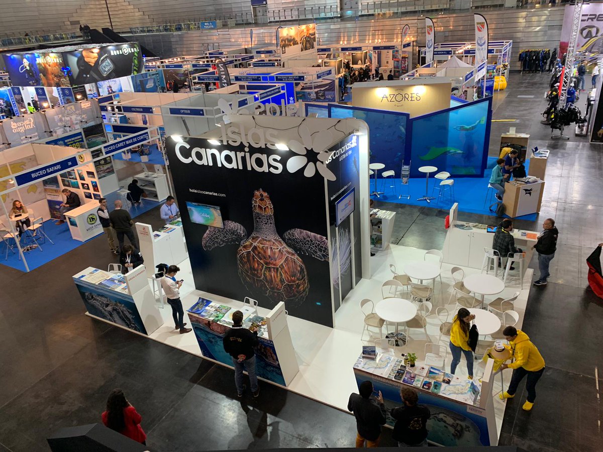 TurismCanarias's tweet photo. Intenso fin de semana en el que hemos asistido simultáneamente a 3 ferias: B-TRAVEL en Barcelona; BMT en Nápoles, feria profesional de referencia en el sur de Italia; y MAS, en Madrid, dedicada en exclusiva a actividades subacuáticas y acuáticas, como buceo y pesca #IslasCanarias https://t.co/wfUvfcDHkR