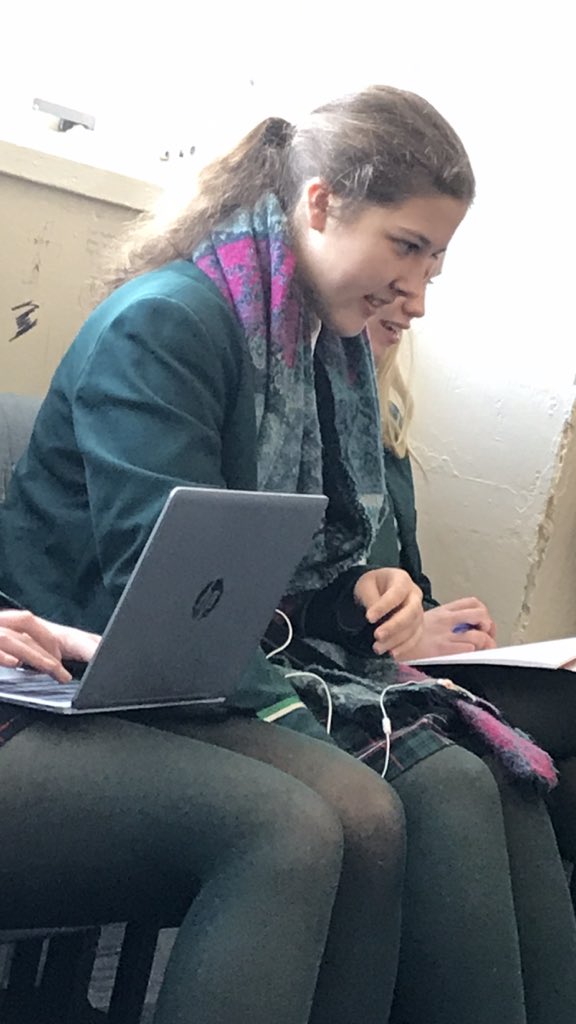 S6Welly's tweet photo. This scarf stinks of shite makes the common room stink give it a wash son https://t.co/B9NrW7HBbS