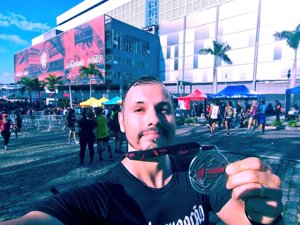 emilcladson's tweet photo. Ontem o dia iniciou de forma sensacional! 10km com a melhor chegada no mítico gramado do #TimeDeGuerra #FuracaoRunners @AthleticoPR https://t.co/7rP4TnKuzI