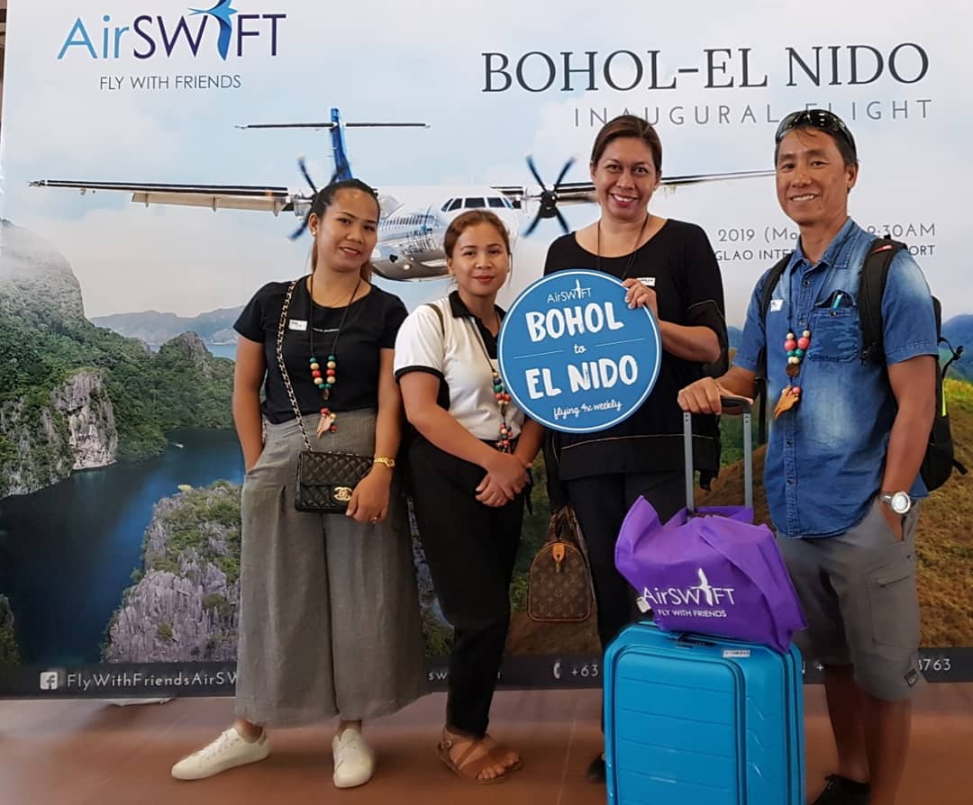 ElNidoArtcafe's tweet photo. Welcome to BOHOL, Panglao Airport, El Nido represantives from LGU l, @elnidotourism  and GSA @ElNidoArtcafe, Airswift Lio staff for the Inauguration of the New Route. #Flights MO/WE/FR/SU
#FlywithFriends #FlyAirSWIFT  @boholtourism #Tourismphilippines  #PhilippineTourism https://t.co/w4Yldhhklj