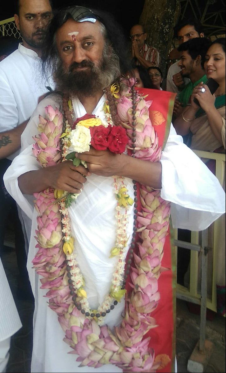 Madhusudan_Aol's tweet photo. Q: Gurudev What was the turning point in your life?

 *Sri Sri* : I am the Turning Point in Everybody's Life 😇 https://t.co/gzegSDCGk0