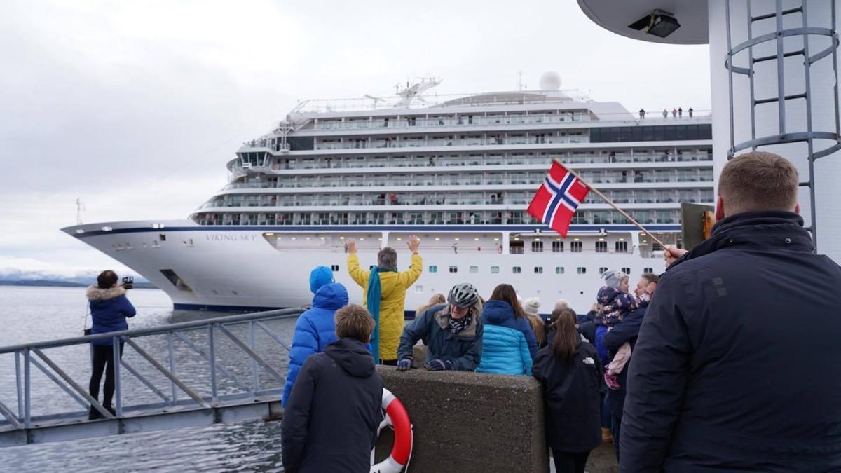 CroosnKangaroo's tweet photo. #VikingSky: Norwegian Maritime Directorate, the police and the Accident Investigation Board will be on board the "Viking Sky" today, in order to investigate what happened when the cruise ship lost propulsion and almost grounded at Hustadvika with 1373 people on board. (via NRK) https://t.co/zS27hWzDb5