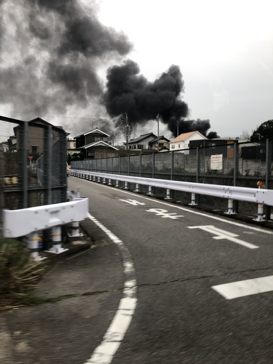 岡崎市稲熊町の火事で大量の黒煙が上がっている画像