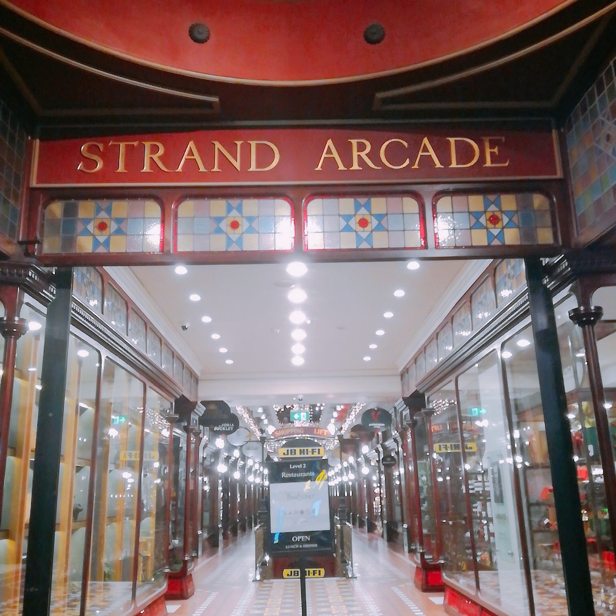 annajp_traveler's tweet photo. 綺麗すぎなStrand Arcade 😍
ぶらぶら歩くだけでも心ときめく❤️
#シドニー #オーストラリア #ワーホリ
#ファインダー越しの私の世界
#海外旅行 #strandarcade #sydney
#australia https://t.co/d1MmVGk07i