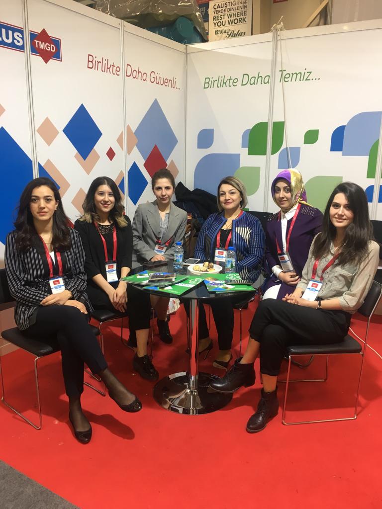 Uluscevre's tweet photo. Fuarımız güler yüzlü ekibimizle tüm hızıyla devam ediyor :) #uluscevre #ulustmgd #tuyap #rewistanbul https://t.co/FZ75HA2xqF