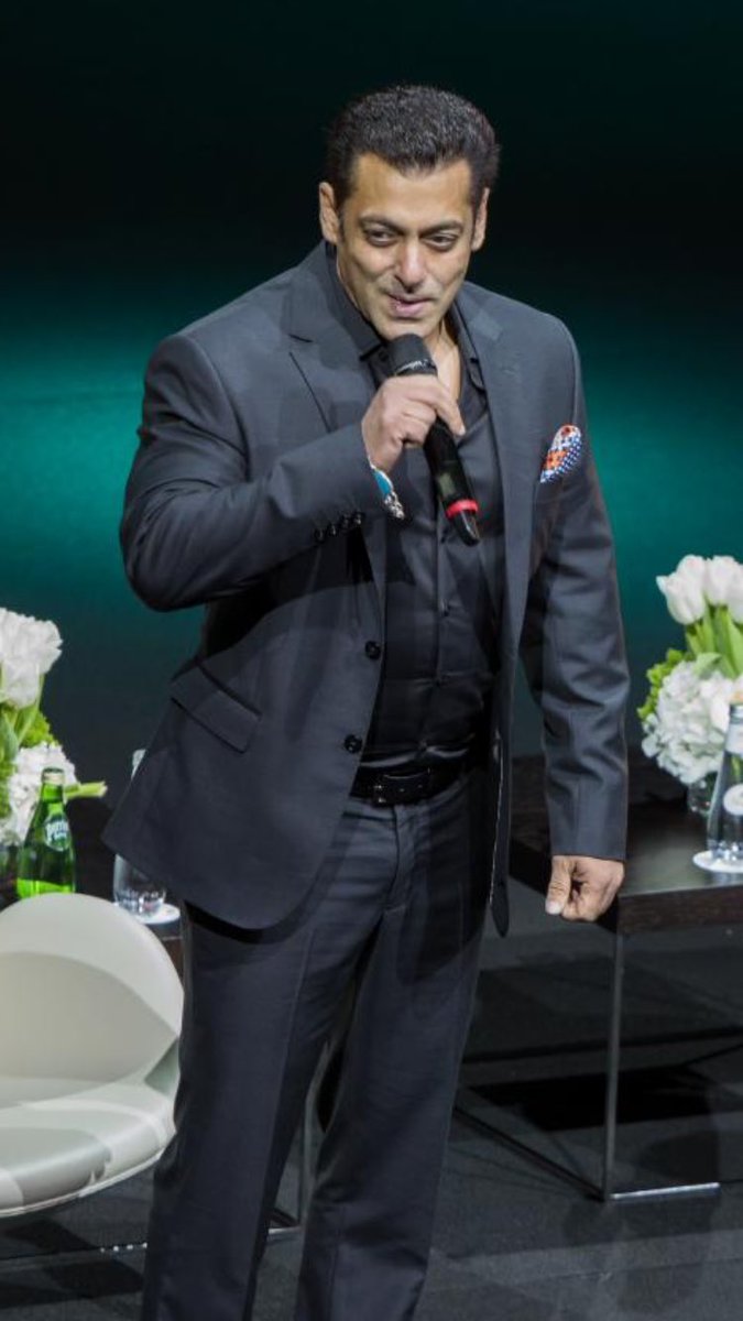 Looking so Hot in black suite 😍💯🔥🤤 

#SalmanKhan #SaudiFilmFestival