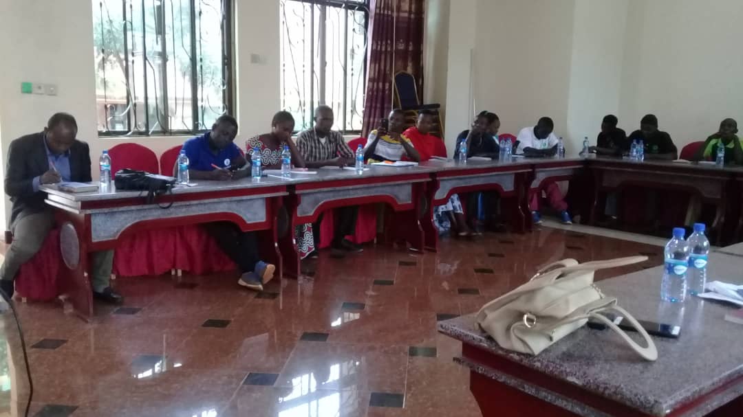 FidesMashaka's tweet photo. Tukiwa na Hakimu wa mahakama ya mwanzo ambae ni mkazi wa #kifura (Emakulata shuli) uku akielezea haki ambazo anasitahili kupata mwanadamu bila kunyanyaswa na kw kutoangalia kabila la mtu , cheo , wara utajiri. #chukuahatua. https://t.co/Lm1IP0oHE9