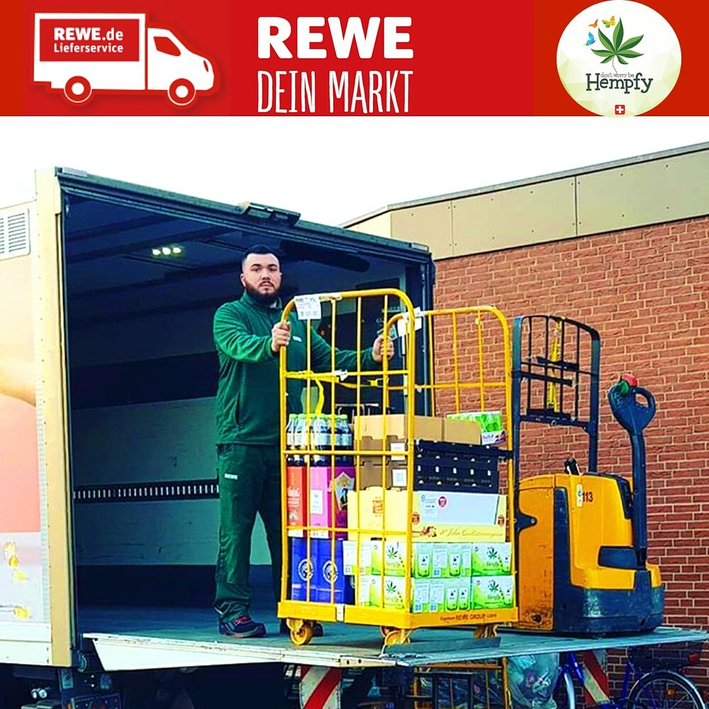 hempfypunkt's tweet photo. Hempfy bei REWE.

 #hempfy #rewe #hempfytastic #hanfwasser #hanfgetränk #thcfrei #limonade #urbanfashion #urbandrinks #outfits #instadrink #nordrheinwestfalen #hanfbionade #erfrischungsgetränk #fashiondrink #hanfaufguss #hipsterdrink  #echteshanfdrinkausderschweiz #rewefrenster https://t.co/UaMic1Yhtw