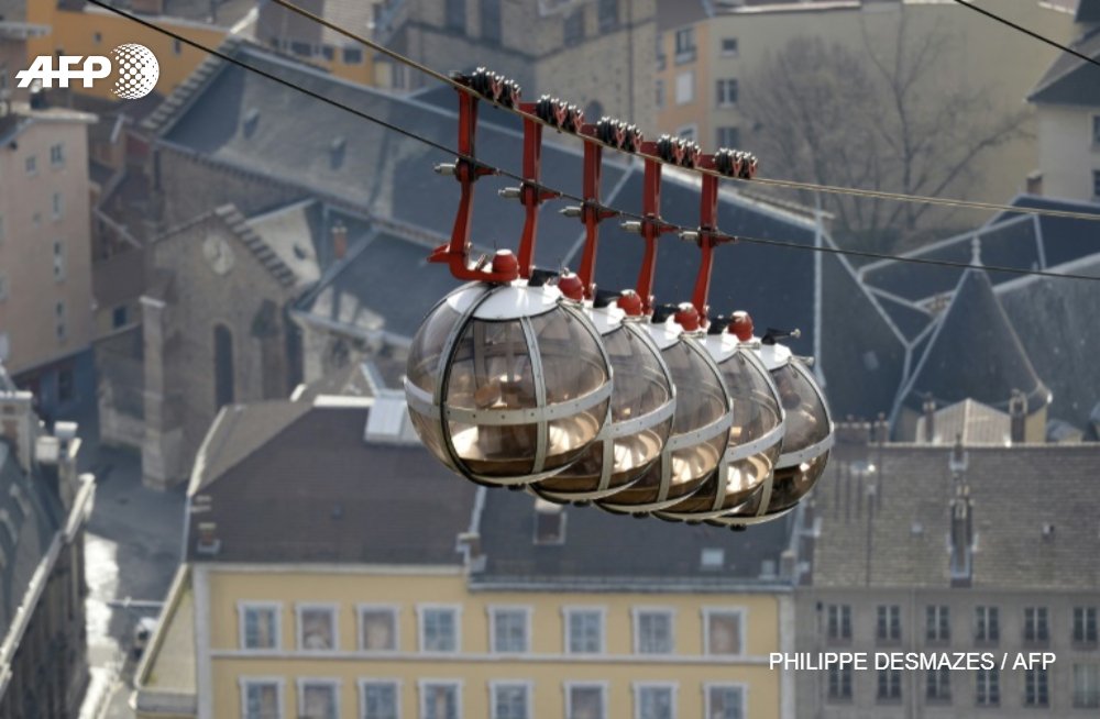 afpfr's tweet photo. L'Ile-de-France se lance timidement dans l'aventure du téléphérique urbain avec une première ligne qui pourrait ouvrir dans quelques années entre Créteil et Villeneuve-Saint-Georges https://t.co/ZEFiyADlVk @JeanLiou #AFP https://t.co/QRQvhY9lPR