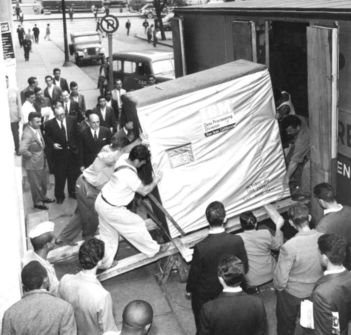BellyRash's tweet image. 5MB IBM hard drive, 1956