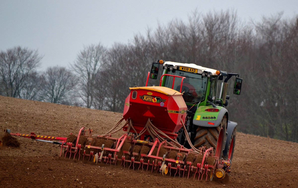 farmphotodorset's tweet photo. Spring drilling in #Dorset. #BackBritishFarming #farmphoto #farm #arable #NFU #agriculture #Fendt @Fendt_nl @vaderstad @VaderstadUK @smartagservices @Fendt_UKIreland @TrelleborgWheel @JCBAgriculture @clubhectare2211 @JCBmachines https://t.co/QtUnZY4iQf