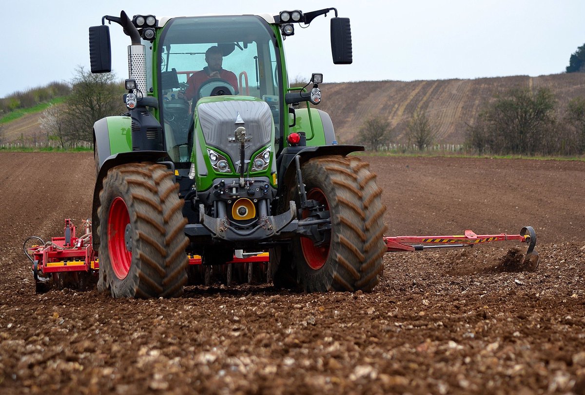 farmphotodorset's tweet photo. Spring drilling in #Dorset. #BackBritishFarming #farmphoto #farm #arable #NFU #agriculture #Fendt @Fendt_nl @vaderstad @VaderstadUK @smartagservices @Fendt_UKIreland @TrelleborgWheel @JCBAgriculture @clubhectare2211 @JCBmachines https://t.co/QtUnZY4iQf