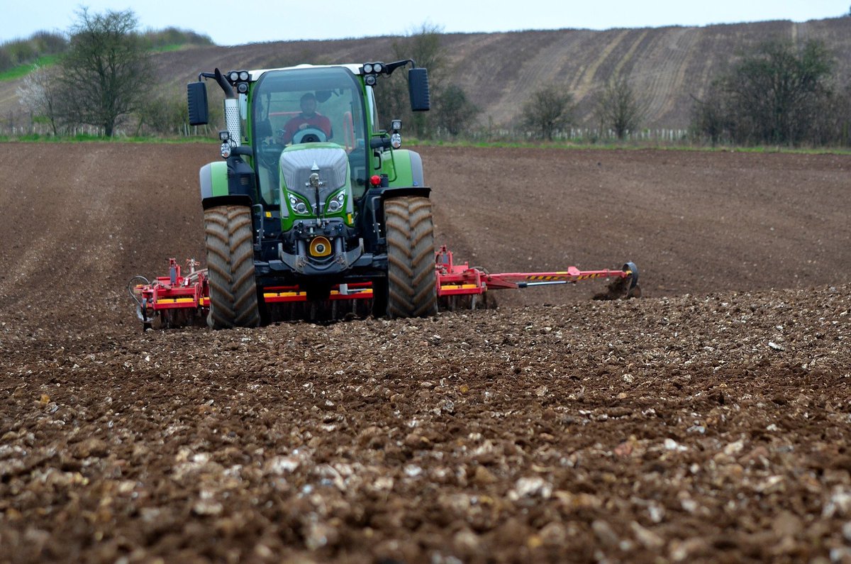farmphotodorset's tweet photo. Spring drilling in #Dorset. #BackBritishFarming #farmphoto #farm #arable #NFU #agriculture #Fendt @Fendt_nl @vaderstad @VaderstadUK @smartagservices @Fendt_UKIreland @TrelleborgWheel @JCBAgriculture @clubhectare2211 @JCBmachines https://t.co/QtUnZY4iQf