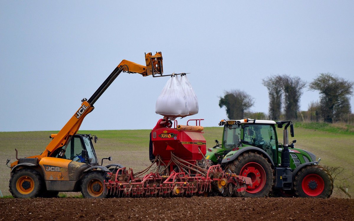farmphotodorset's tweet photo. Spring drilling in #Dorset. #BackBritishFarming #farmphoto #farm #arable #NFU #agriculture #Fendt @Fendt_nl @vaderstad @VaderstadUK @smartagservices @Fendt_UKIreland @TrelleborgWheel @JCBAgriculture @clubhectare2211 @JCBmachines https://t.co/QtUnZY4iQf