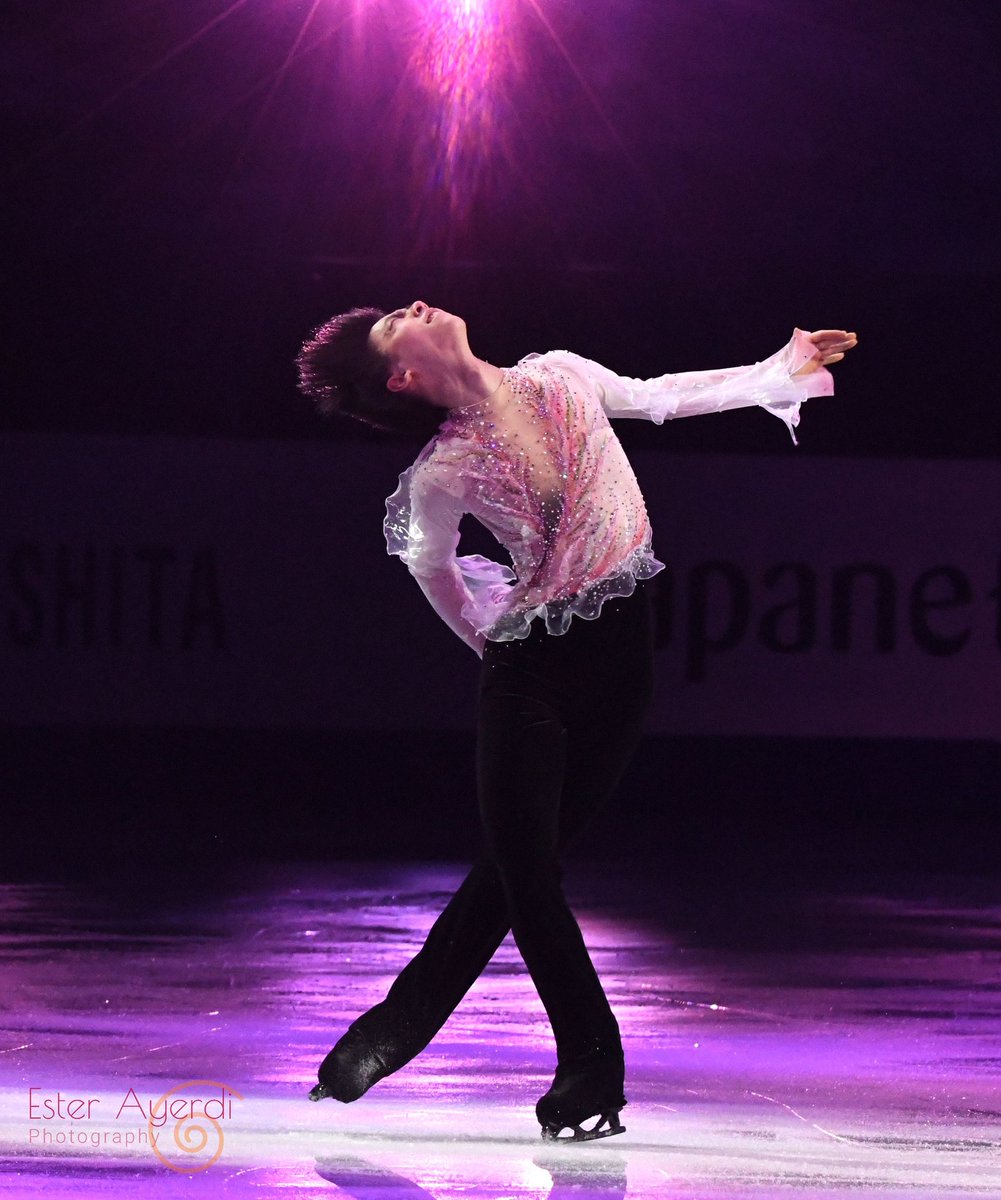esterlok's tweet photo. #YuzuruHanyu during the exhibition gala at #WorldFigure #Yuzu 😍 https://t.co/1VlpIEkNv3
