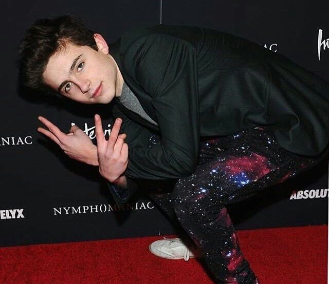 hello bitches,, i have decided to return to twitter whats good?