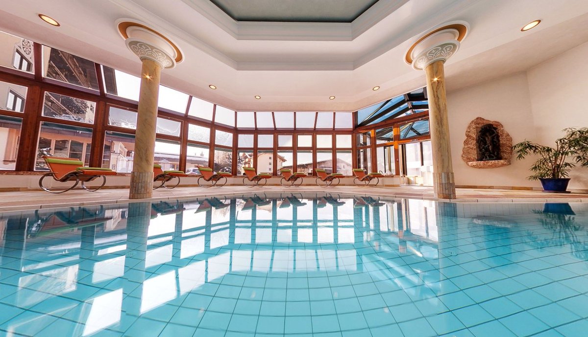 In unserem beheizten Außen- und Innenbecken ein paar Runden schwimmen und dabei dem Schneetrubel lugen! 
#Austria #Tirol #Innsbruck #Zillertal #ZellamZiller #Ferienhotel #Sonnenhof #Ferien #Urlaub #Winter #Schnee #Hotel #Familie #Erholung #Wellness #Entspannung #Sauna  #Ruheraum