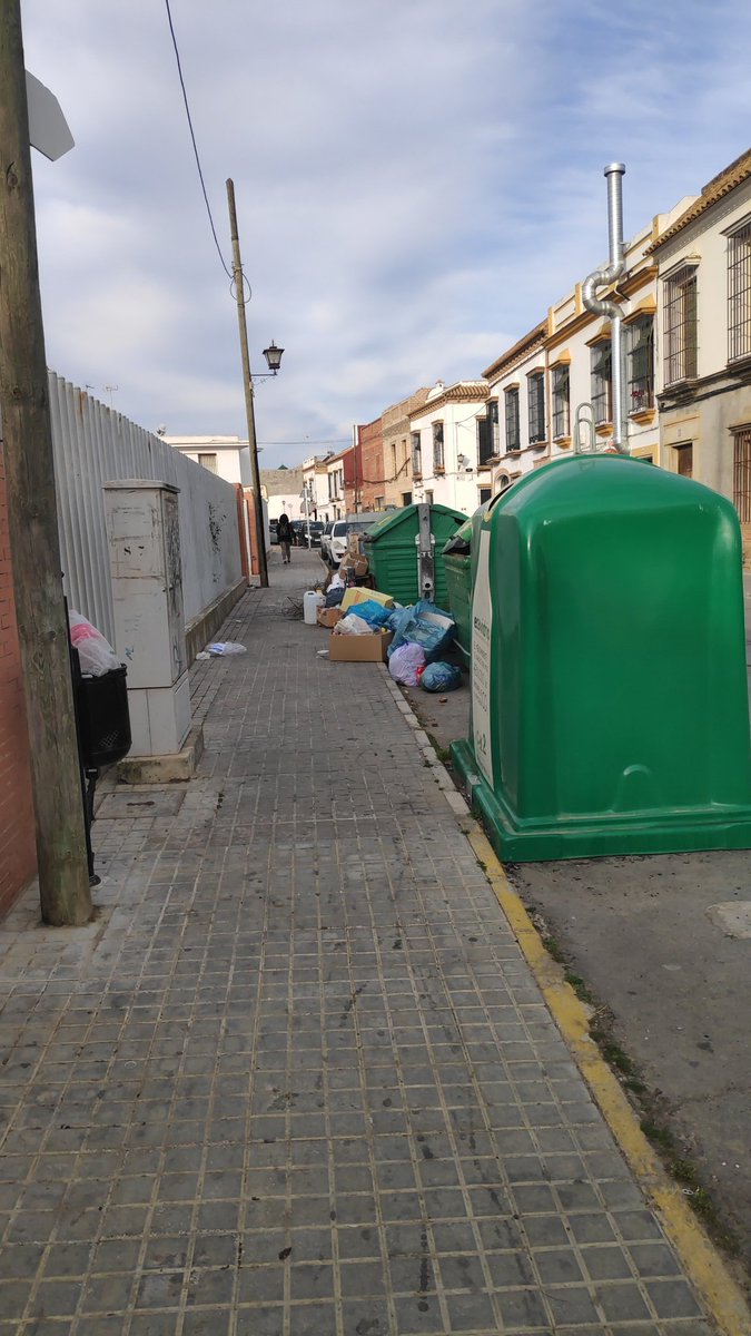 lunespu's tweet photo. Calle guadalete quemaron un contenedor hace más de un año y desde entonces esto es diario https://t.co/Jf4Syh8GdV