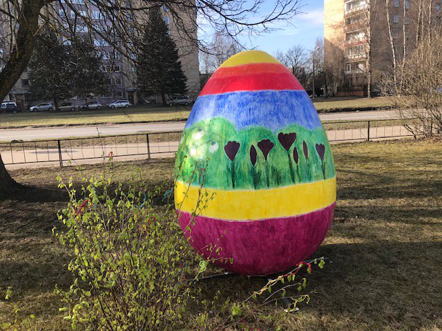 NVOnams's tweet photo. Pie @NVOnams izaugusi raiba ola. Jauko Lieldienu noskaņu radījuši mūsu kaimiņi #Ritums https://t.co/x0zZvFoNA2