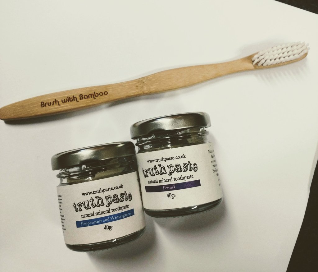 mistur_iceland's tweet photo. Mánudagur, klædd og komin á ról, klár í vikuna og búin að bursta?
Þessi tvenna, Truthpaste og Brush with bamboo tannburstarnir okkar er bara alveg að gera sig. 

#plastlaus #vistvænt #mistur  #mistur.is #vegan #zerowaste #brushwithbamboo #truthpaste #tennur #bambus #bros https://t.co/mLbb2WtX0W