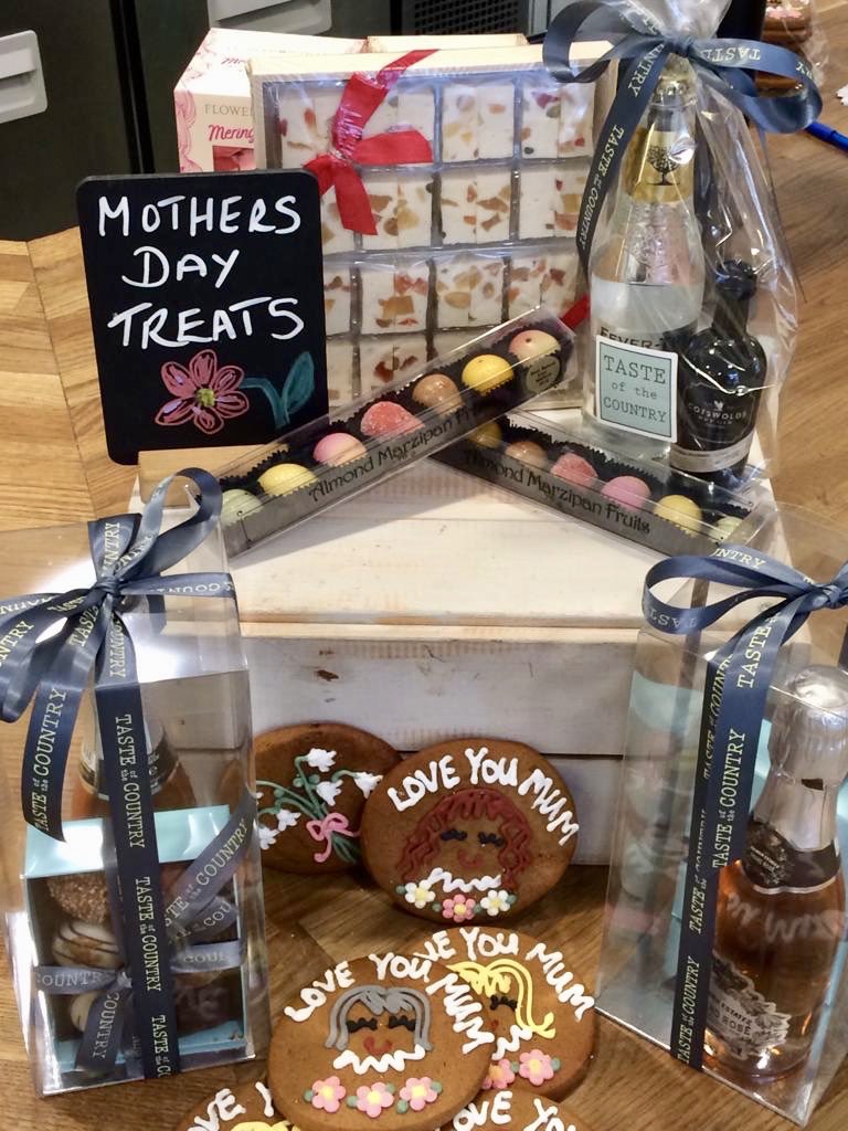 Say Thank You! to all of the amazing mothers this #MotheringSunday with one of our beautifully hand wrapped gifts 💝
We’ve got everything you need to celebrate them! Choose from hand finished chocolates gift wrapped with Prosecco, personalised gingerbread treats, and more 🥰