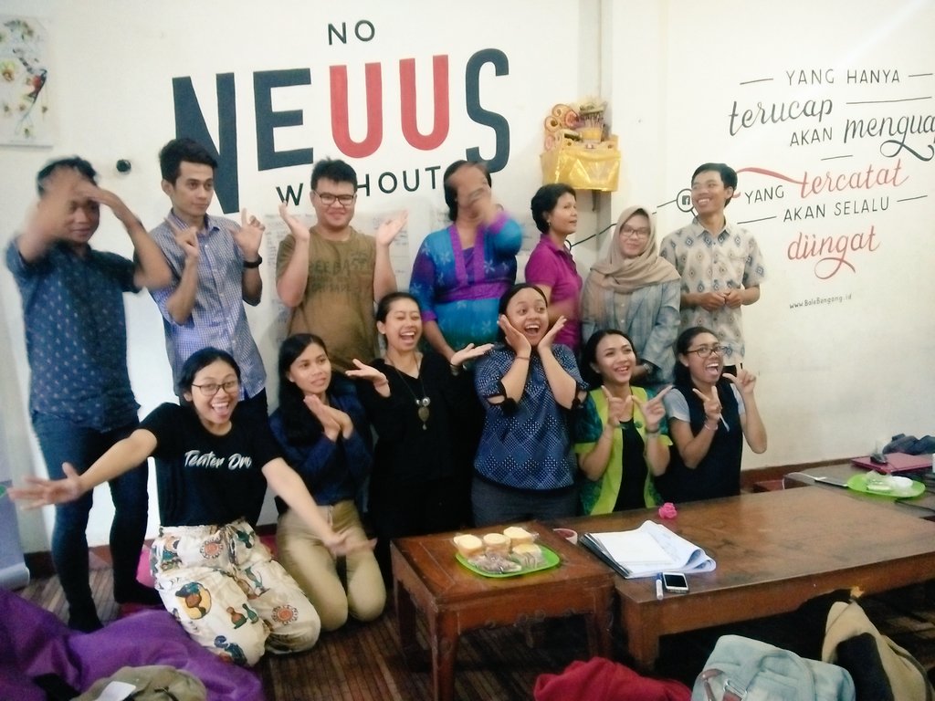 BaleBengong's tweet photo. Usai FGD dan pelatihan #hakdigital bersama kawan gerakan perempuan dan kespro. Intinya mending literasi dibanding sensor unlimited, yak. #saferinternetday @safenetvoice @LBH_Bali https://t.co/9681O9sTg8