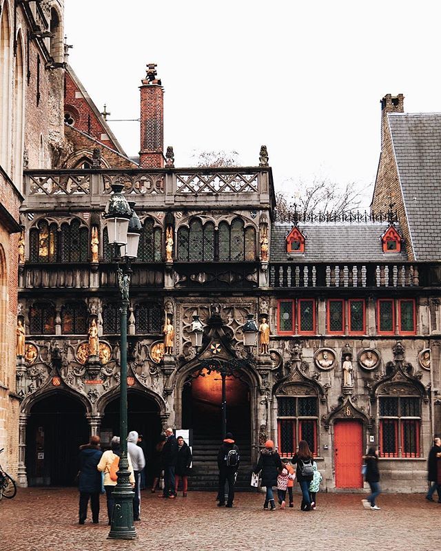 Halibel14's tweet photo. Basilica of the Holy Blood!🇧🇪⛪️ #bruges #belgium #medievalbuilding #horses #world #wanderlust #journey #travel #travelblog #beautifuldestinations #lonelyplanet #wonderful_places #ladiesgoneglobal #dametraveler #passionpassaport #theglobewanderer #worldpl… https://t.co/mBY5VjrHNw https://t.co/GIpzhLbmx8