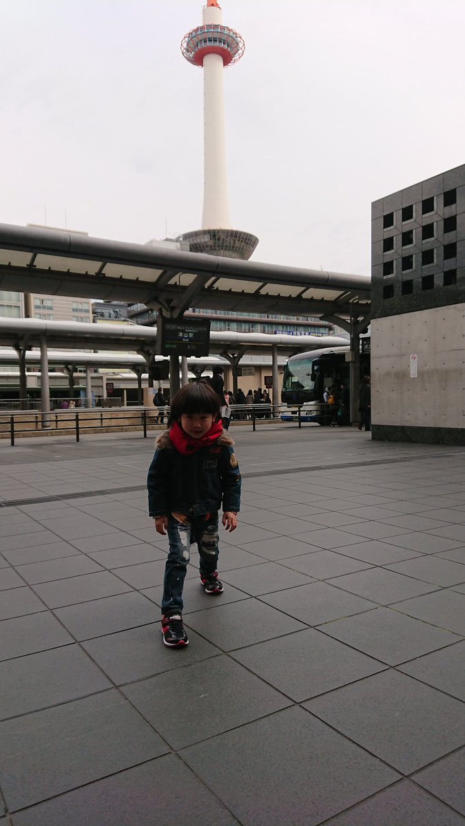 京都レポ①♪

まず京都に着いて、お寺のマークたくさんの京都観光地図を貰ってどこに行こうか決めて…
向かったのは、目の前の京都駅ビルの大空広場！(笑)
眺め最高で、京都の街並みや近くのお寺を眺めて、東本願寺へ向かうことに♪

#京都 #京都駅  #京都駅ビル #京都タワー #東本願寺