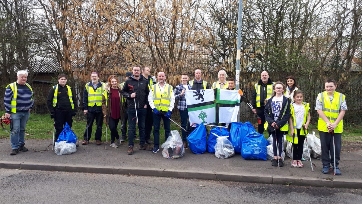 Conservatives's tweet photo. Well done to everyone who's been getting involved with 2019's #GBSpringClean so far.

Conservative MPs, councillors and candidates have been teaming up with #LitterHeroes across the UK to clean up litter pollution in their areas and help improve our environment ♻️👏 https://t.co/q1qal8aLb8