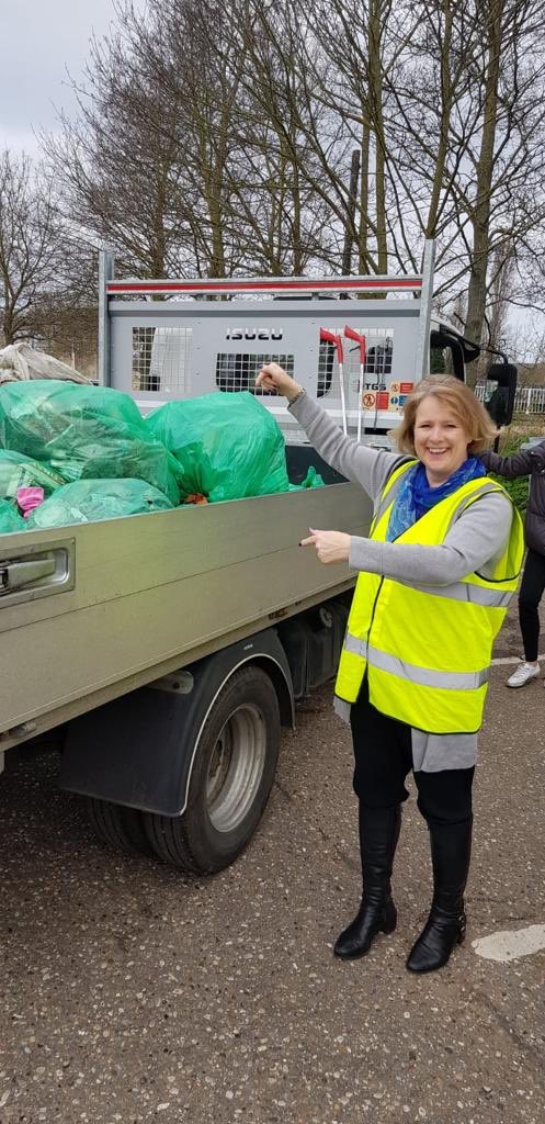 Conservatives's tweet photo. Well done to everyone who's been getting involved with 2019's #GBSpringClean so far.

Conservative MPs, councillors and candidates have been teaming up with #LitterHeroes across the UK to clean up litter pollution in their areas and help improve our environment ♻️👏 https://t.co/q1qal8aLb8